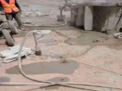 宋洛乡水泥混凝土路面板底注浆技术 路面脱空注浆整治方案
