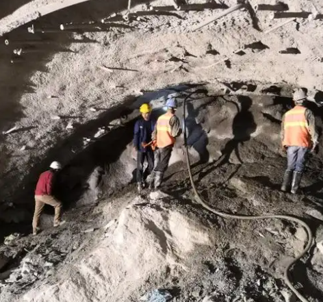 宋洛乡隧道拱顶带模注浆料，微膨胀注浆料的特点及施工工艺